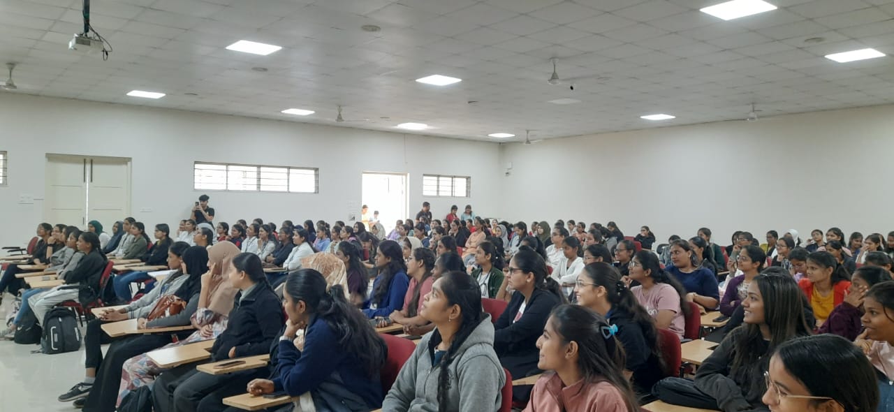 The audience interacting in the session 